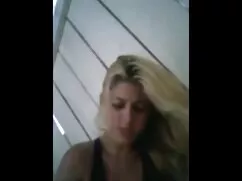 Rubia negra en la vi ...