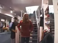 Hermosa chica en cám ...