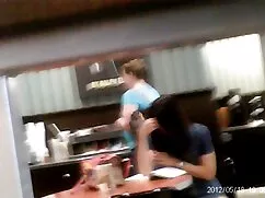 La chica es su porno ...